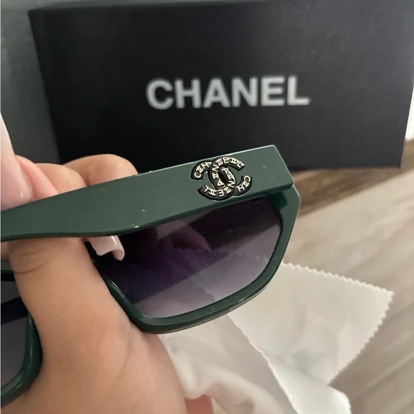 CHANEL Elegant Black Sunglasses with Gold Detail - Picture 4 of 4